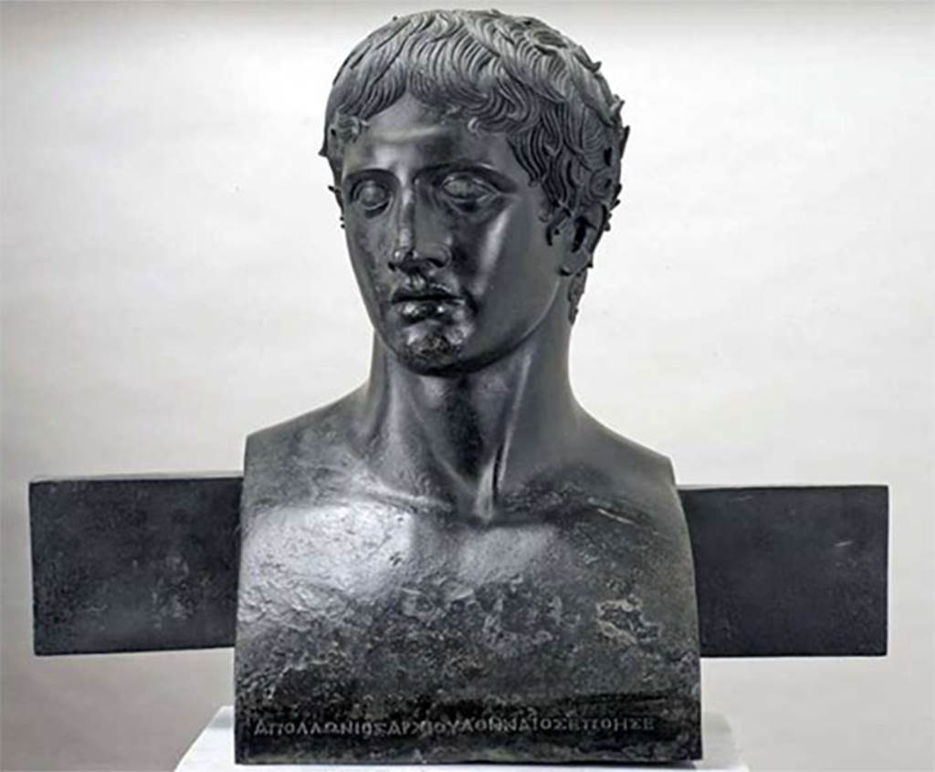 Villa dei Papiri, Herculaneum. Herm of the Doryphoros. Found in 1753 in the angles of the peristyle.
There is a Greek inscription at the lower edge of the base ΑΠΟΛΛΟΝΙΟΣ ΑΠΧΙΟΥ ΑΘΗΝΑΙΟΣ ΕΠΩΗΣΕ which identifies Apollonius the Athenian, son of Archias, as the maker of the work.
Now in Naples Archaeological Museum. Inventory number 4885.